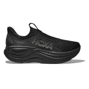 Men's Skyward Laceless - Black / Black running in a tundra area hill - training shoes