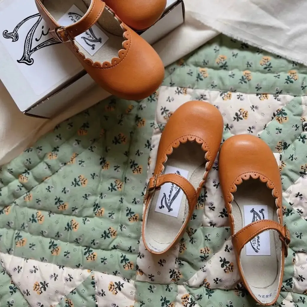 Scalloped Mary Jane - Warm Brown Sand Move Street Glow